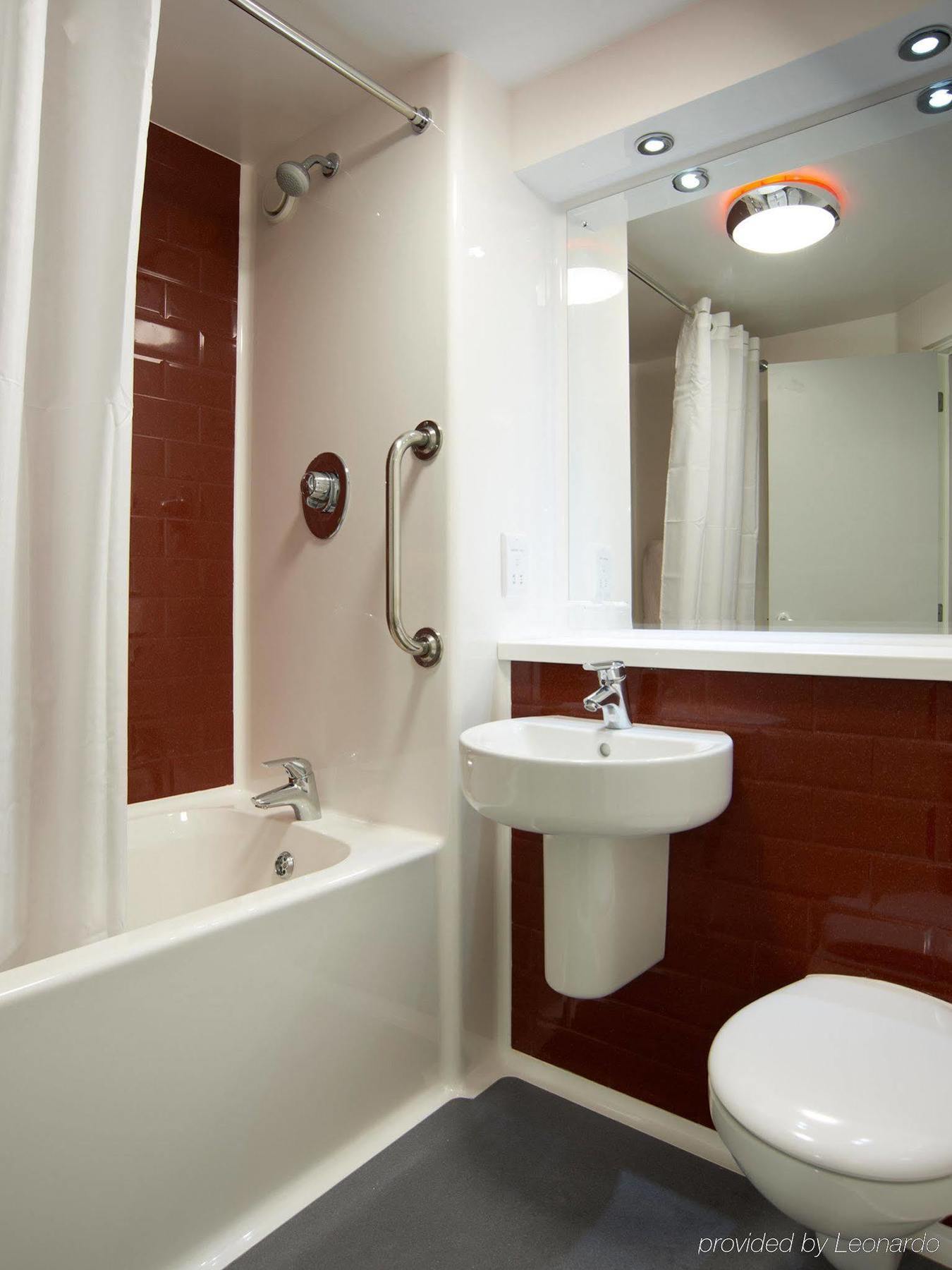 Travelodge London Ealing Esterno foto