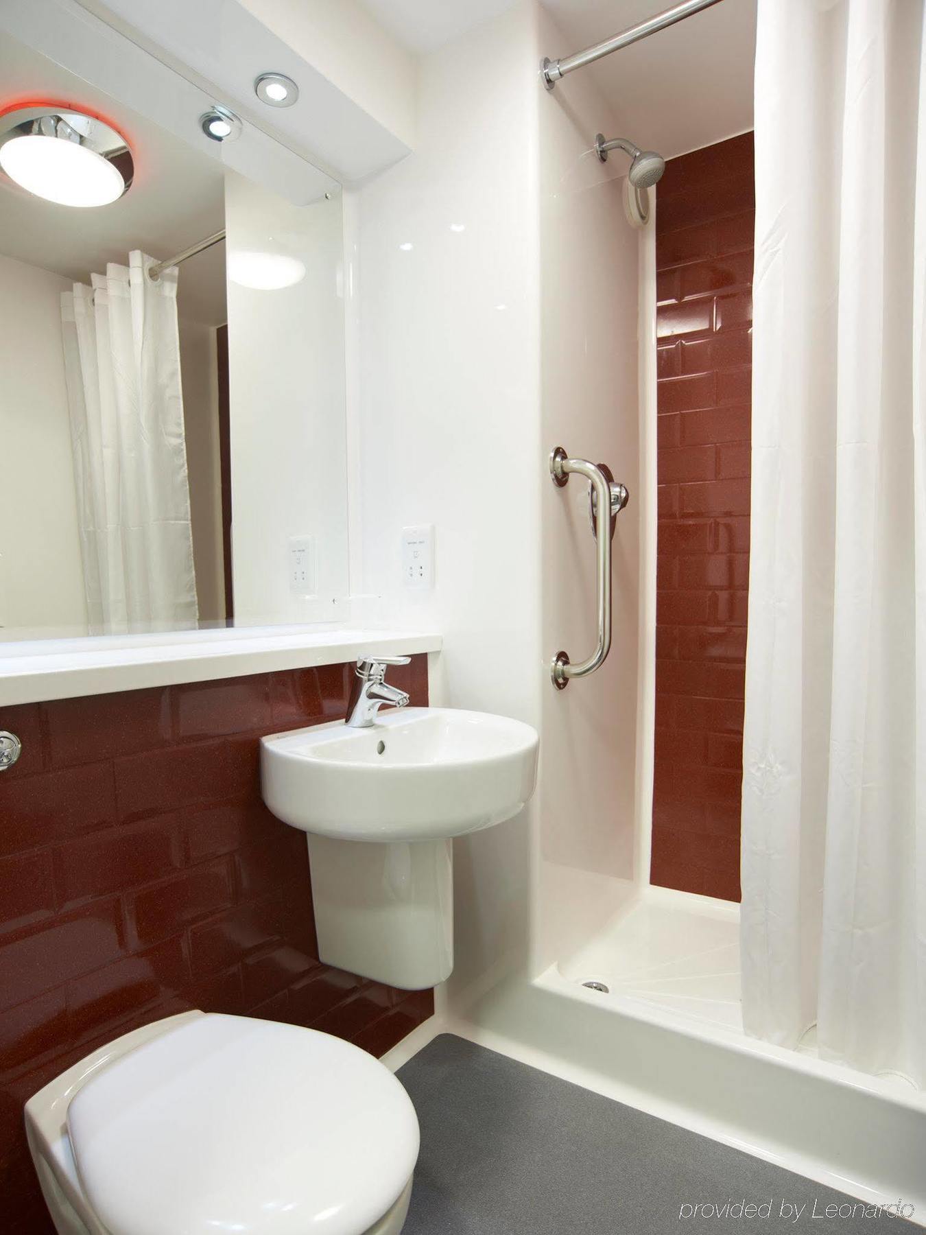 Travelodge London Ealing Esterno foto