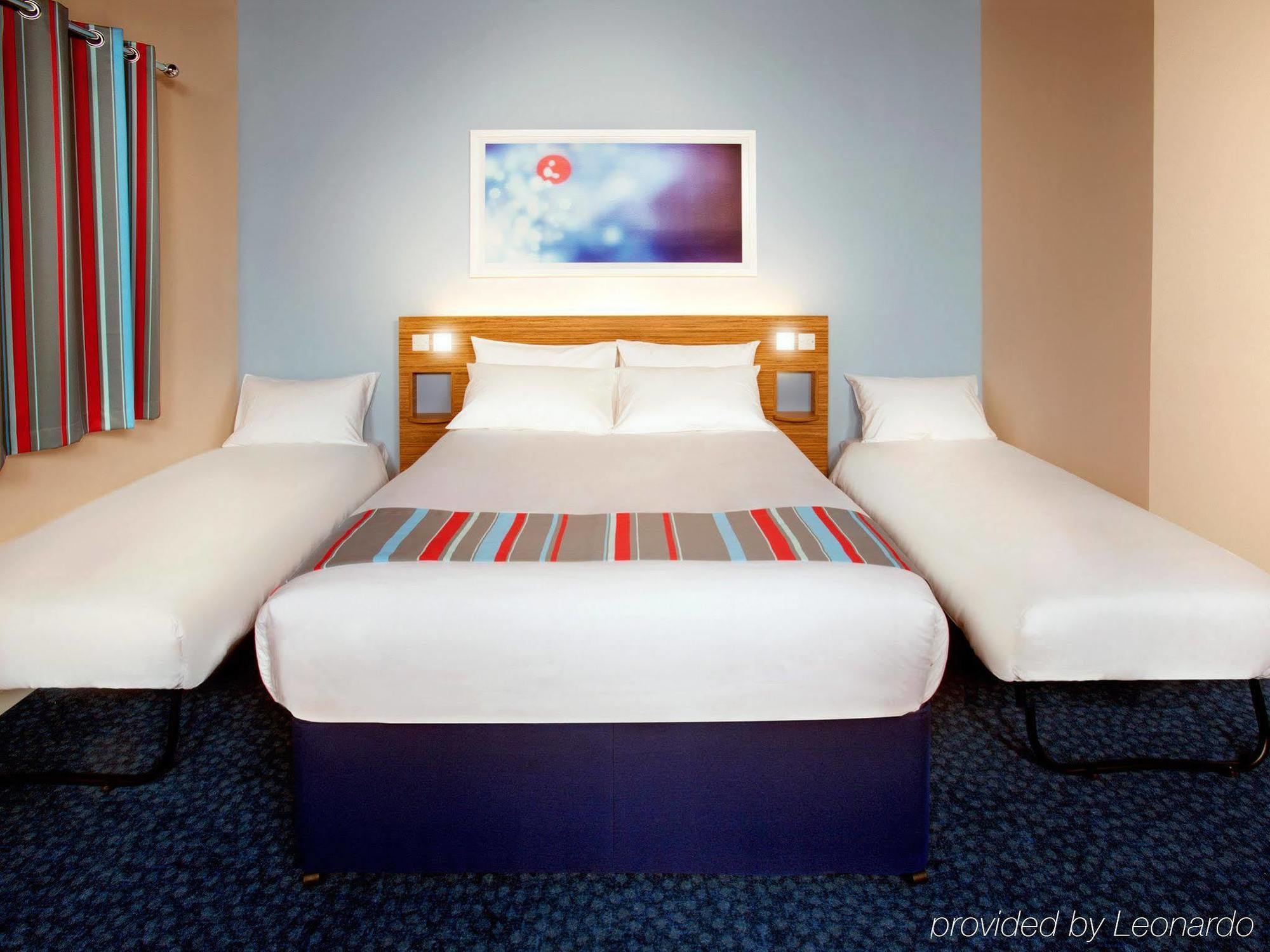 Travelodge London Ealing Esterno foto