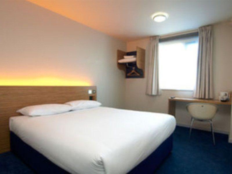 Travelodge London Ealing Esterno foto